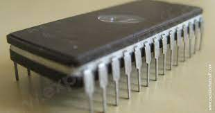 Diagram showing how data is read from NAND flash memory chips