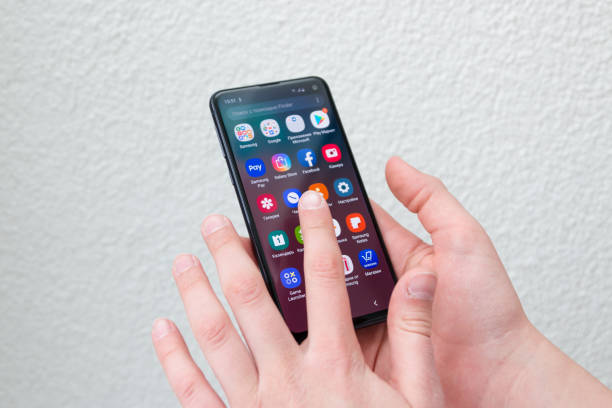 Demonstration of deleting search history on a Samsung smartphone